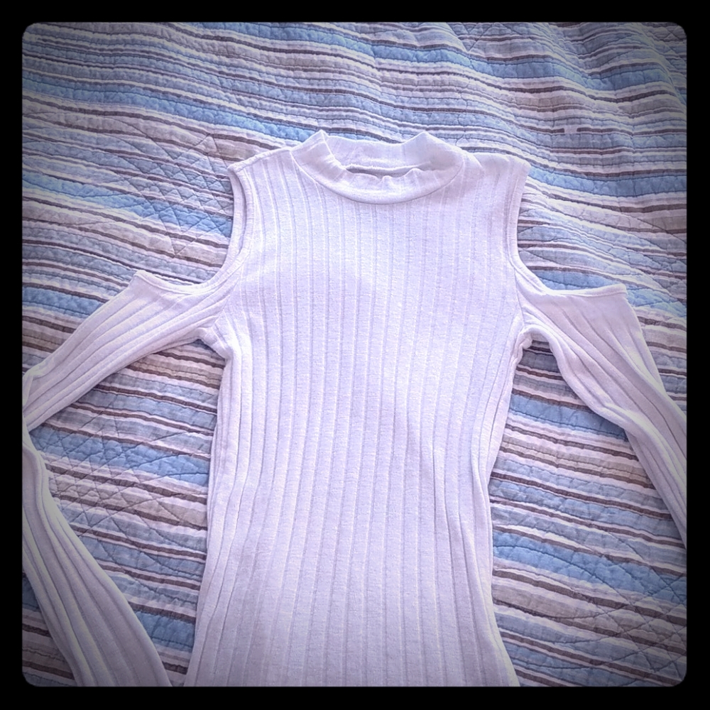 Cut-out shoulder shirt